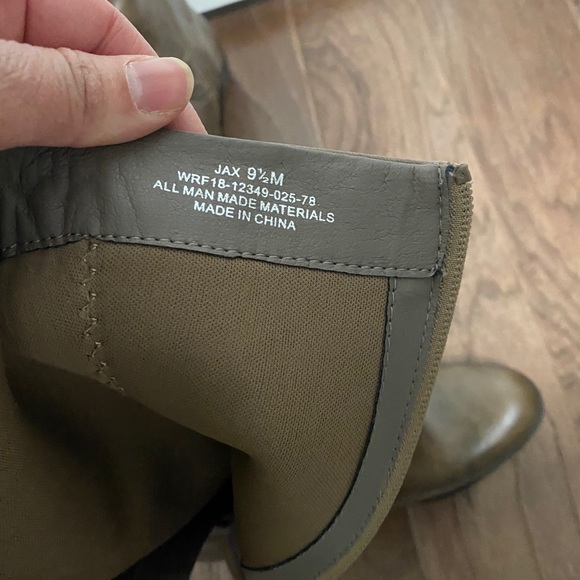 Women’s size 9.5 boots - Picture 6 of 6